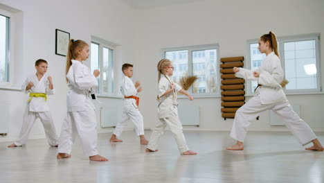 Kinder-Im-Weißen-Kimono-Im-Kampfsportunterricht