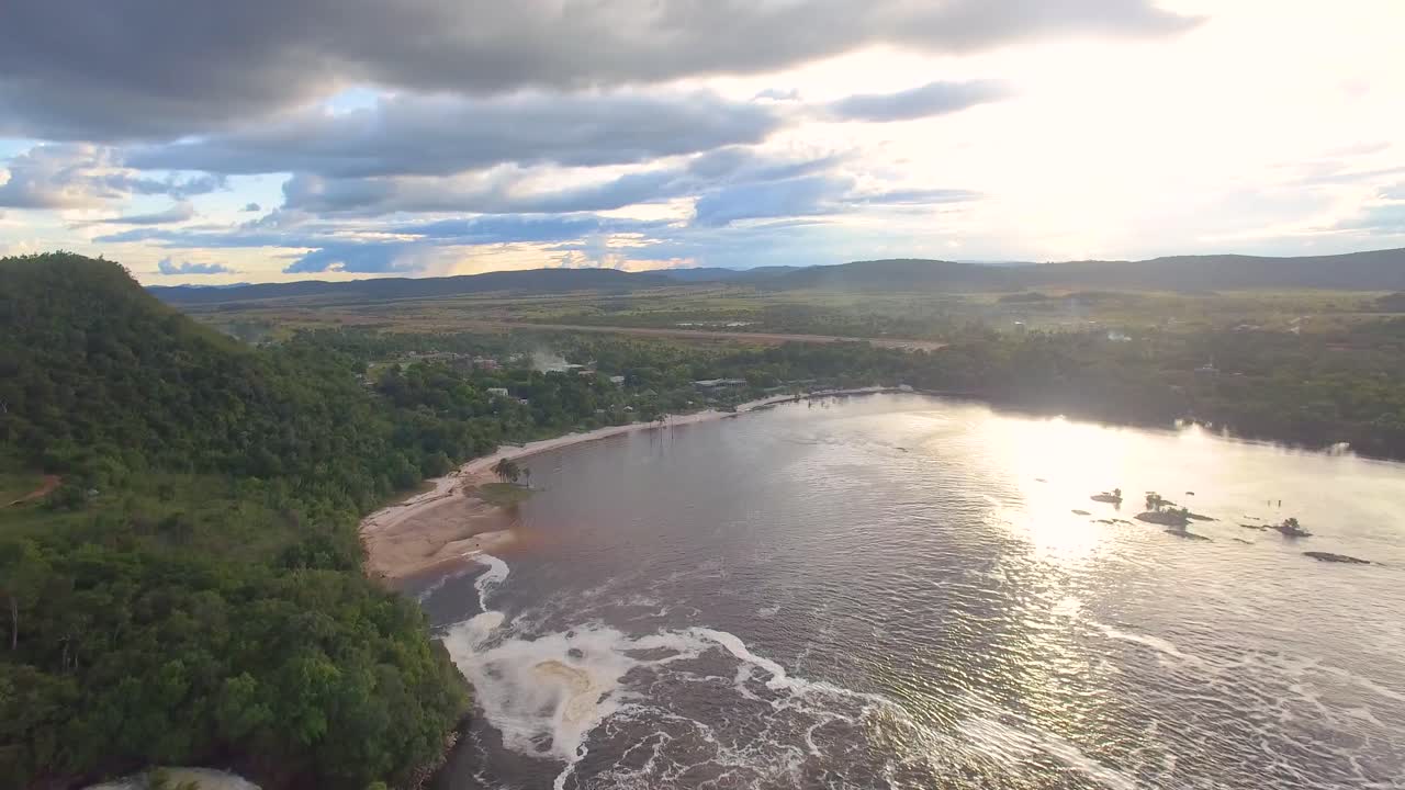 vista aerea de la laguna de canaima durante el atardecer desde las cascadas