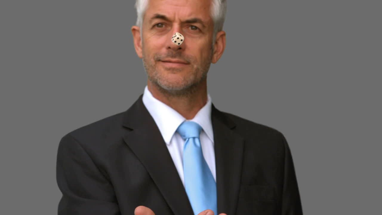 hombre de negocios lanzando un dado en el aire en la pantalla gris