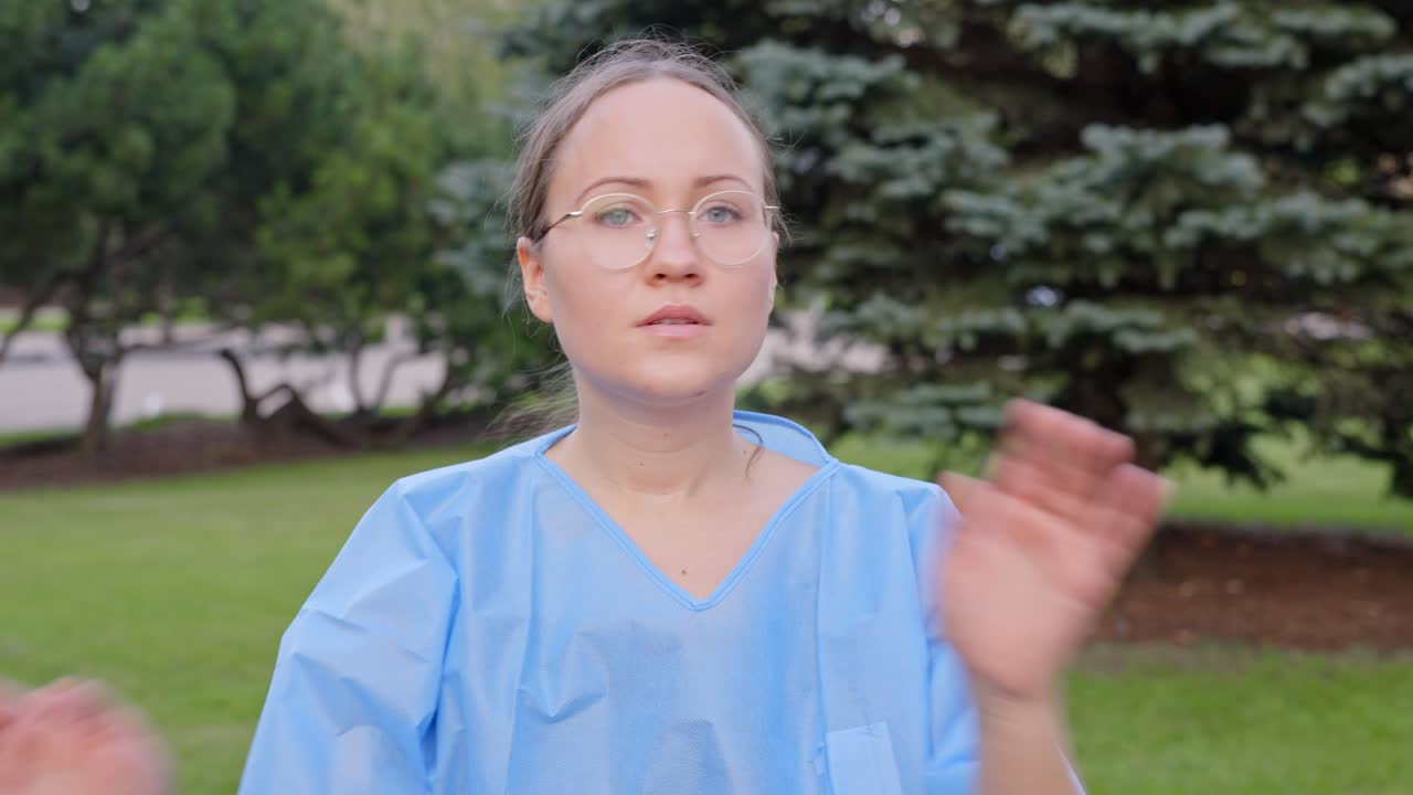 의료복을 입은 여성, 아무런 징후도 보이지 않고 머리를 흔들고, 예방 개념