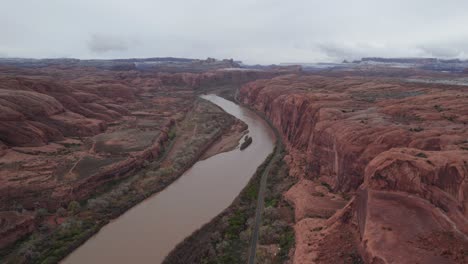 Drohnenaufnahmen-Der-Wüstenlandschaft-Und-Des-Colorado-River-Um-Moab