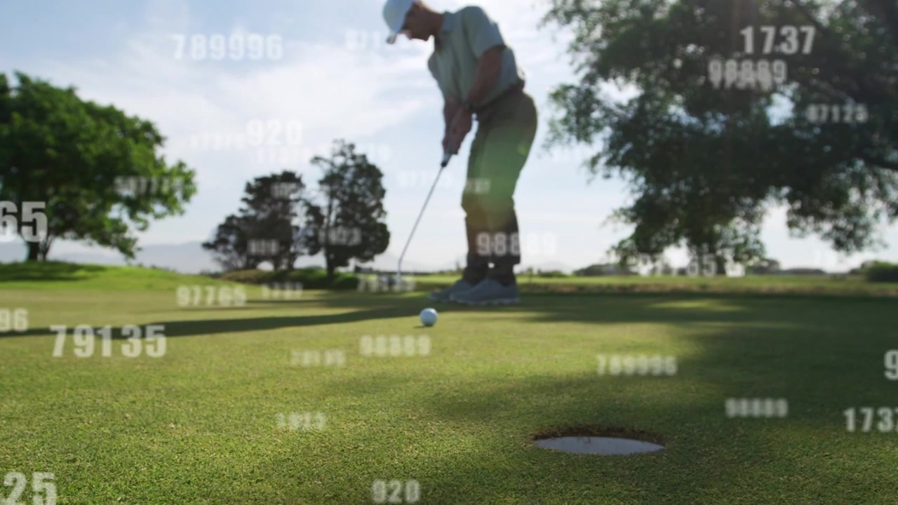 Golfista maturo che esegue un putt per imbucare la palla, il putter che colpisce la palla, con grafica che mostra la traiettoria verso la buca.