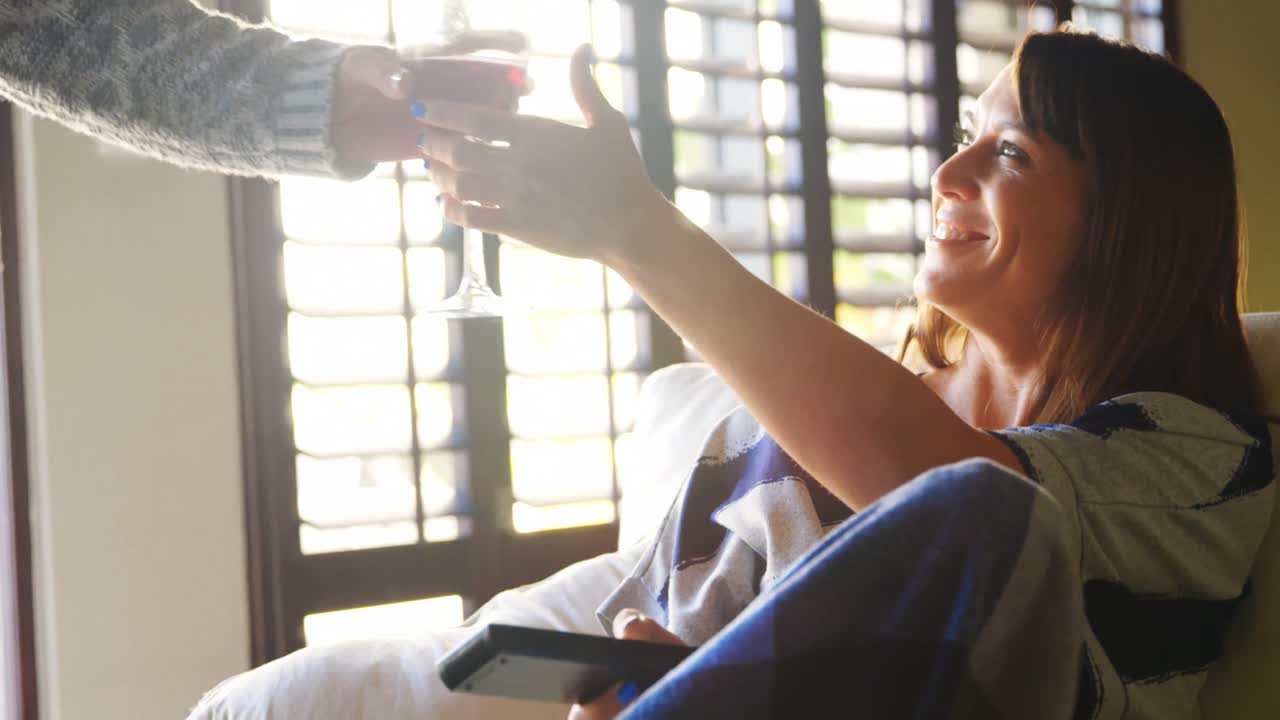 텔레비전 4k를 보는 동안 날개를 가진 레즈비언 커플