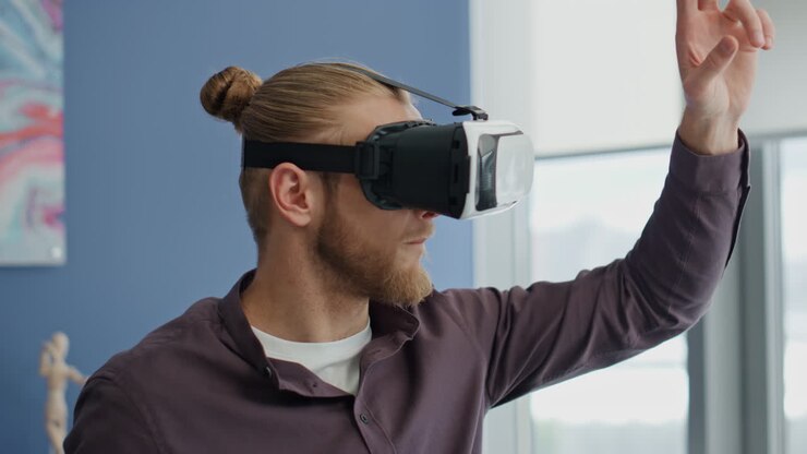 Primo piano delle mani di un designer VR che scorrono lo schermo in ufficio. Uomo con visore che crea un gioco.