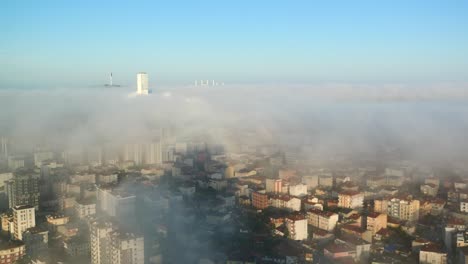 Rara-Niebla-Invernal-Temprano-En-La-Mañana-Sobre-El-Horizonte-De-La-Ciudad-De-Estambul