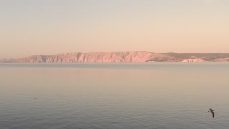 Wunderschöner-Sonnenaufgang-über-Der-Ruhigen-Adria,-Mit-Vorbeifliegenden-Möwen