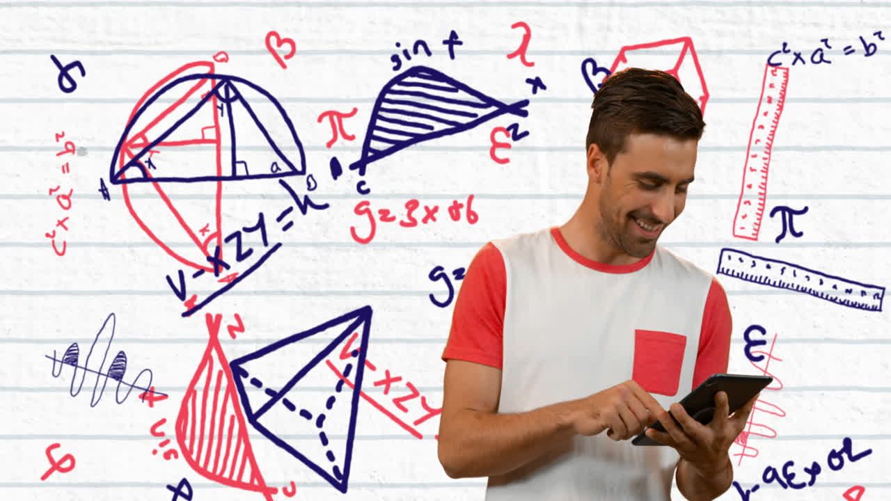 hombre en la tableta sonriendo sobre ecuaciones matemáticas.