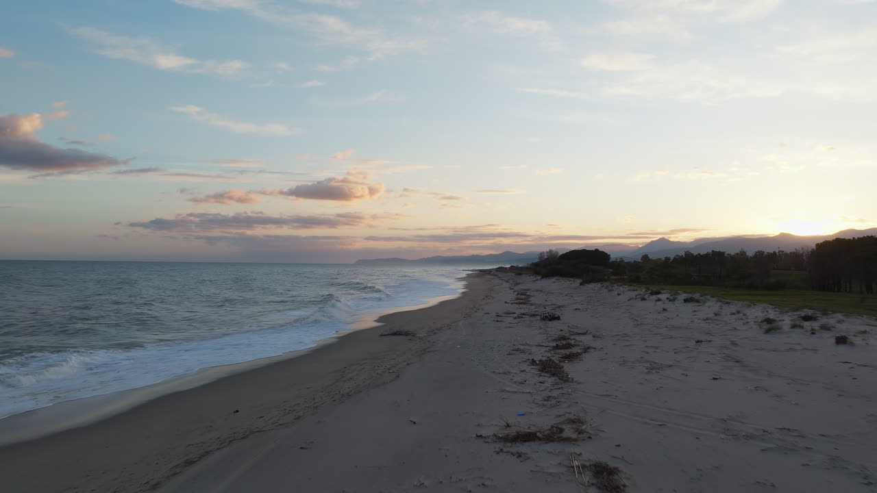 puesta de sol después de una boda en la playa romántica cerca del mar