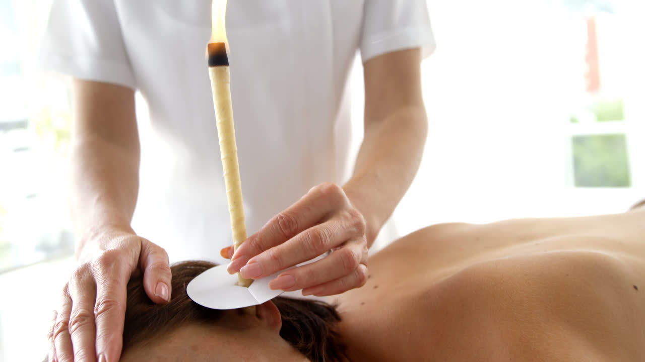 치료사가 환자를 돌보고 있습니다.