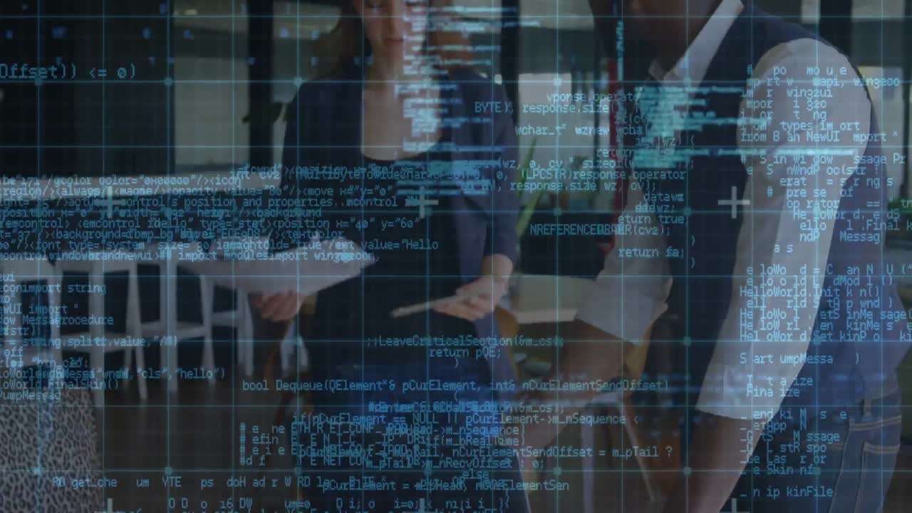 사무실에서 일하는 사업가와 사업가에 대한 데이터 처리