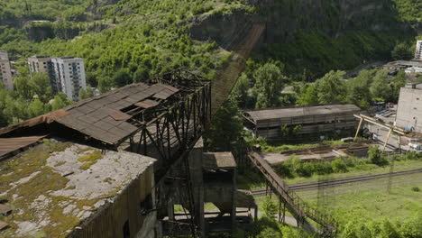 desolada plataforma de teleférico de carga oxidada en fábrica cerca de la ciudad de chiatura