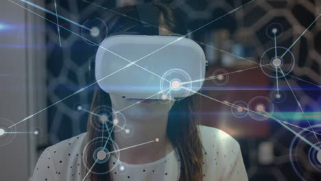 mujer deslizando los dedos en el aire mientras usa un auricular de realidad virtual