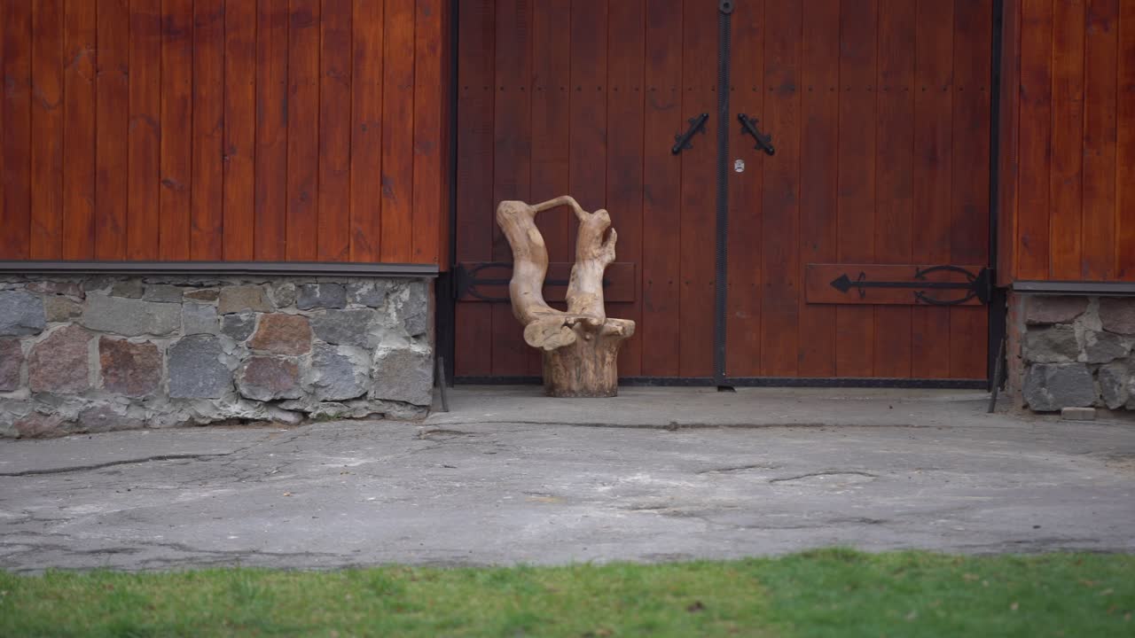 오래된 나무 문. 입구