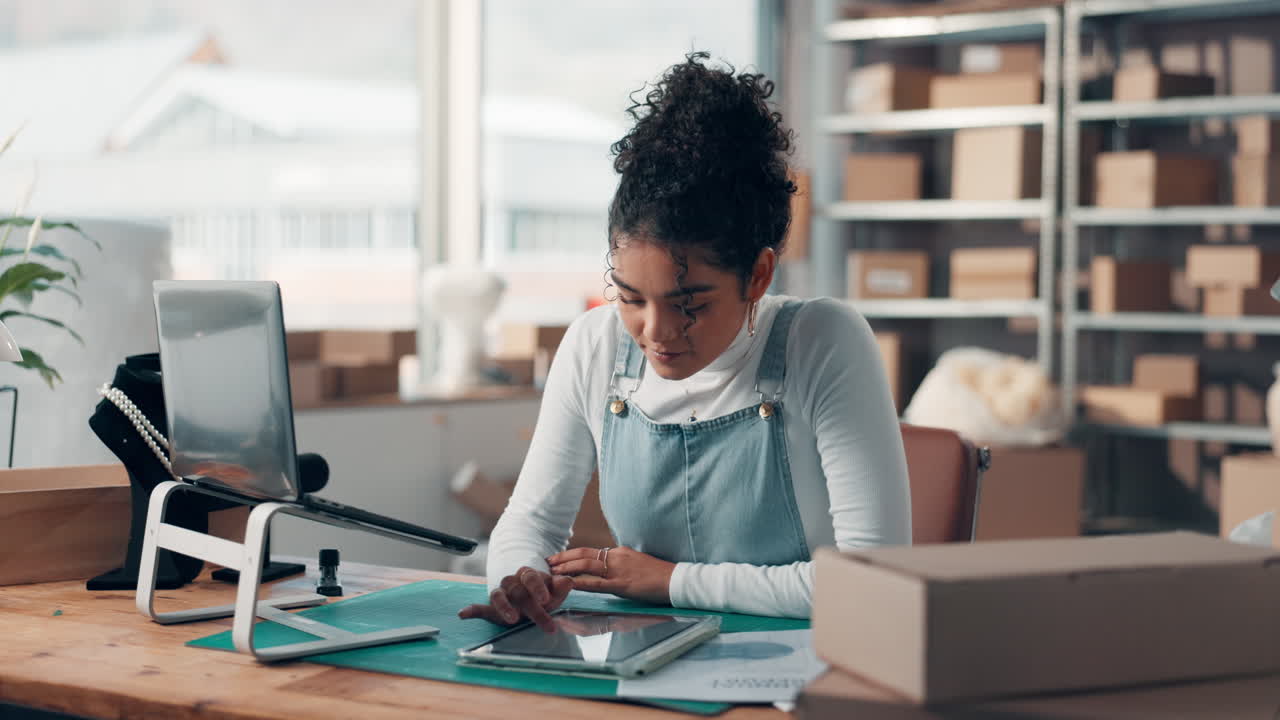 Donna che gestisce la sua attività online dall'ufficio di casa