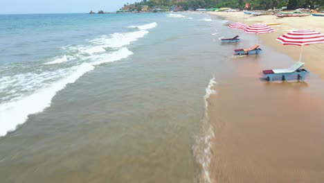 arambol goa beach 무인 항공기 빈 해변에서 배 보트 조감도 해변 판잣집 해변 침대 여름 휴가