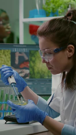 científico que lleva a cabo experimentos en un laboratorio