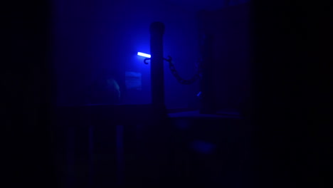 slow motion: in een griezelig spookhuis tijdens halloween met zwarte lichten en flitsers, mannequins, schedels, clowns, kwaadaardige konijnen en spookachtige ontwerpen
