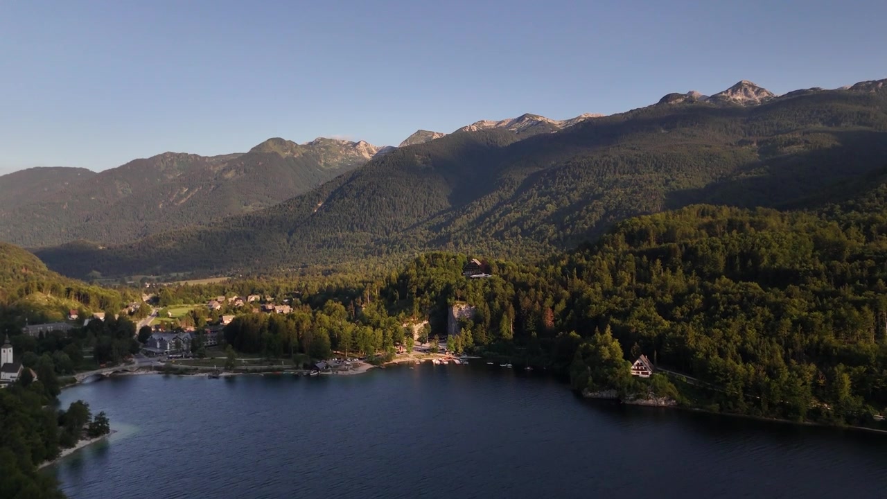 Lago alpino al tramonto visto dall'alto