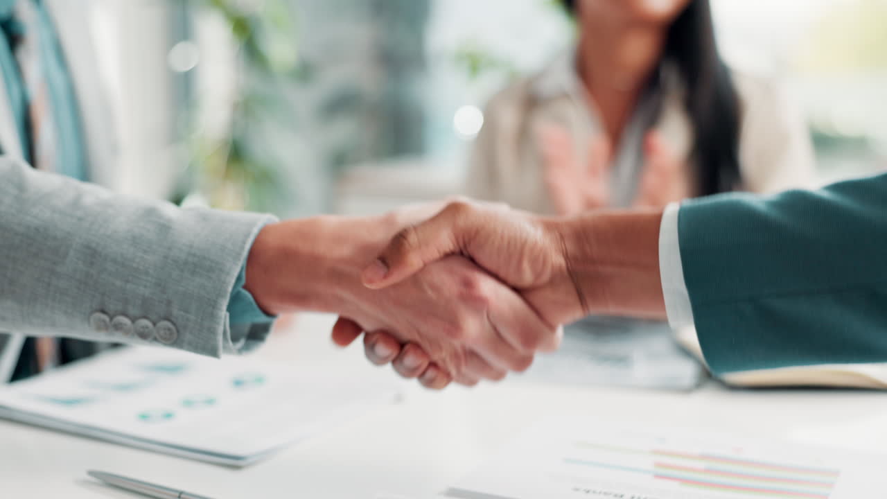personas de negocios estrechando la mano durante una reunión