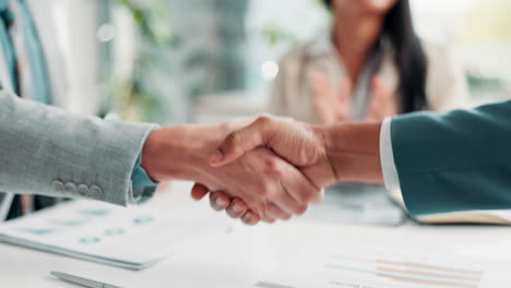 personas de negocios estrechando la mano durante una reunión