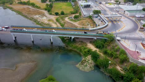 imágenes aéreas del puente internacional que conecta acuña, méxico, y del rio, texas