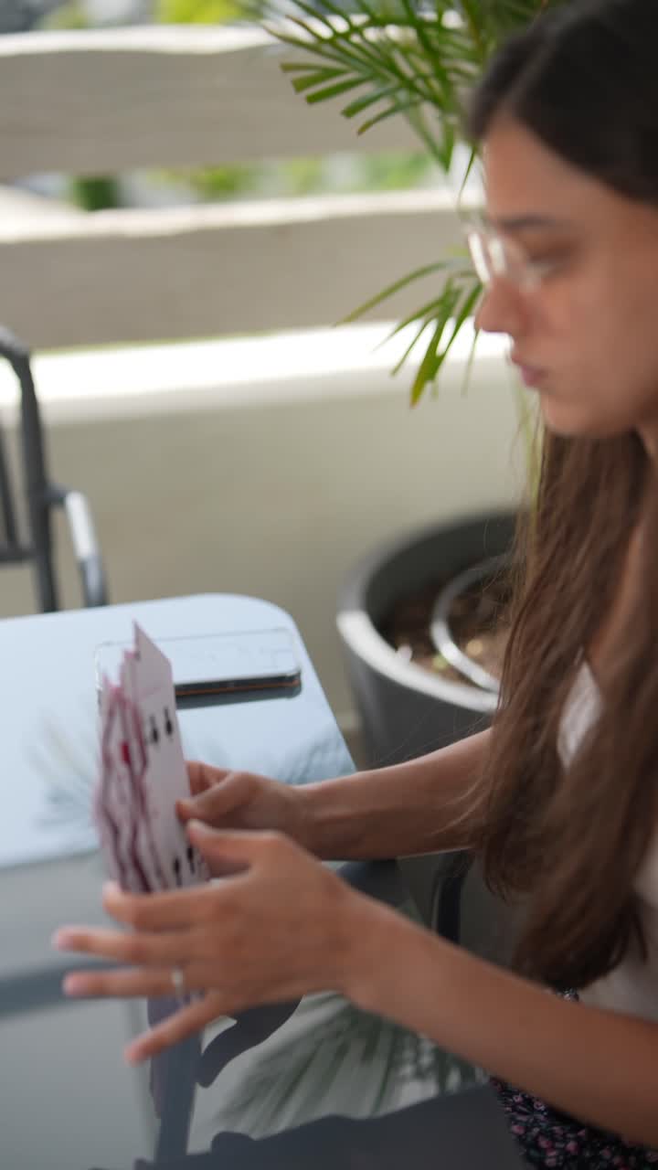 mujer jugando a las cartas al aire libre