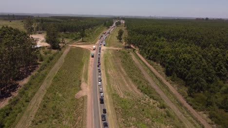 vista aérea del enorme atasco en la carretera en la frontera entre argentina y uruguay.