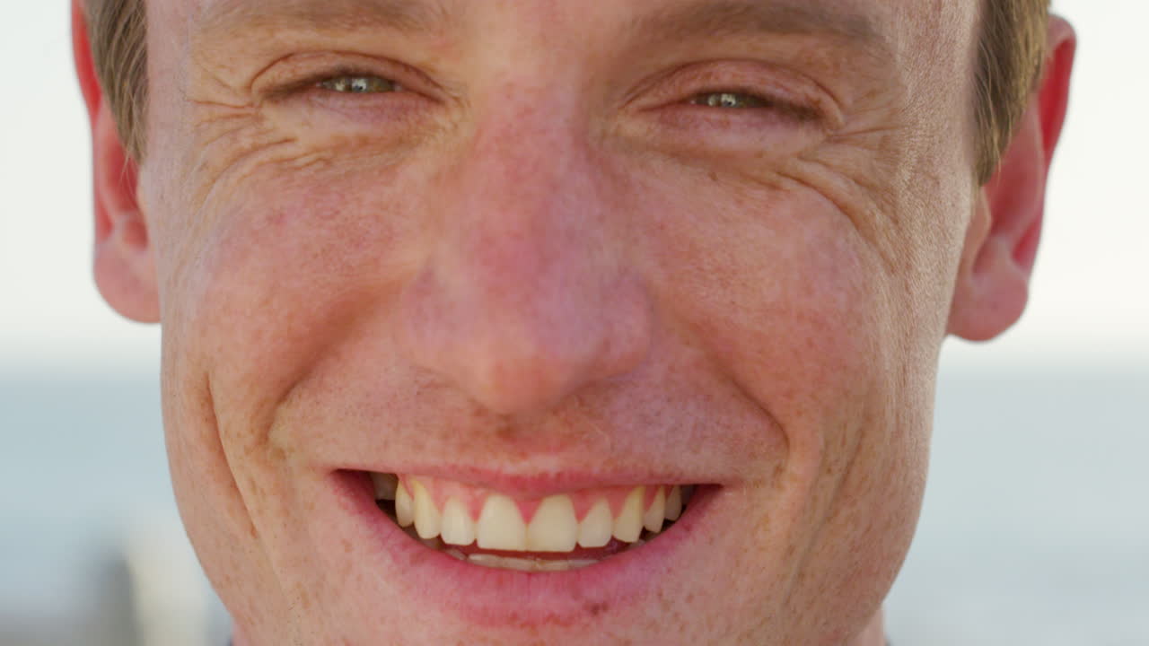 hombre, cara y sonrisa con dientes para el cuidado dental