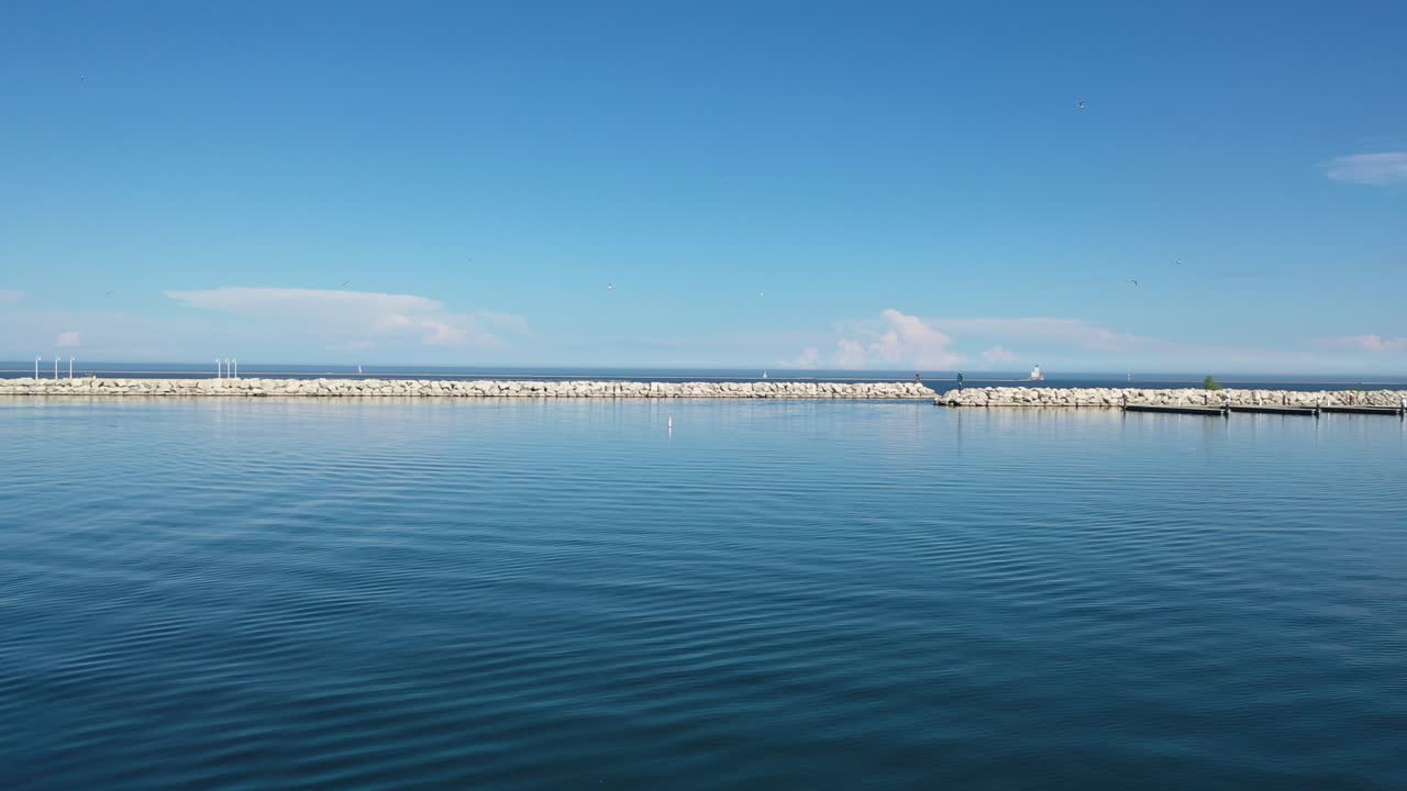 방파제에 접근하는 동안 물 위의 공중 촬영