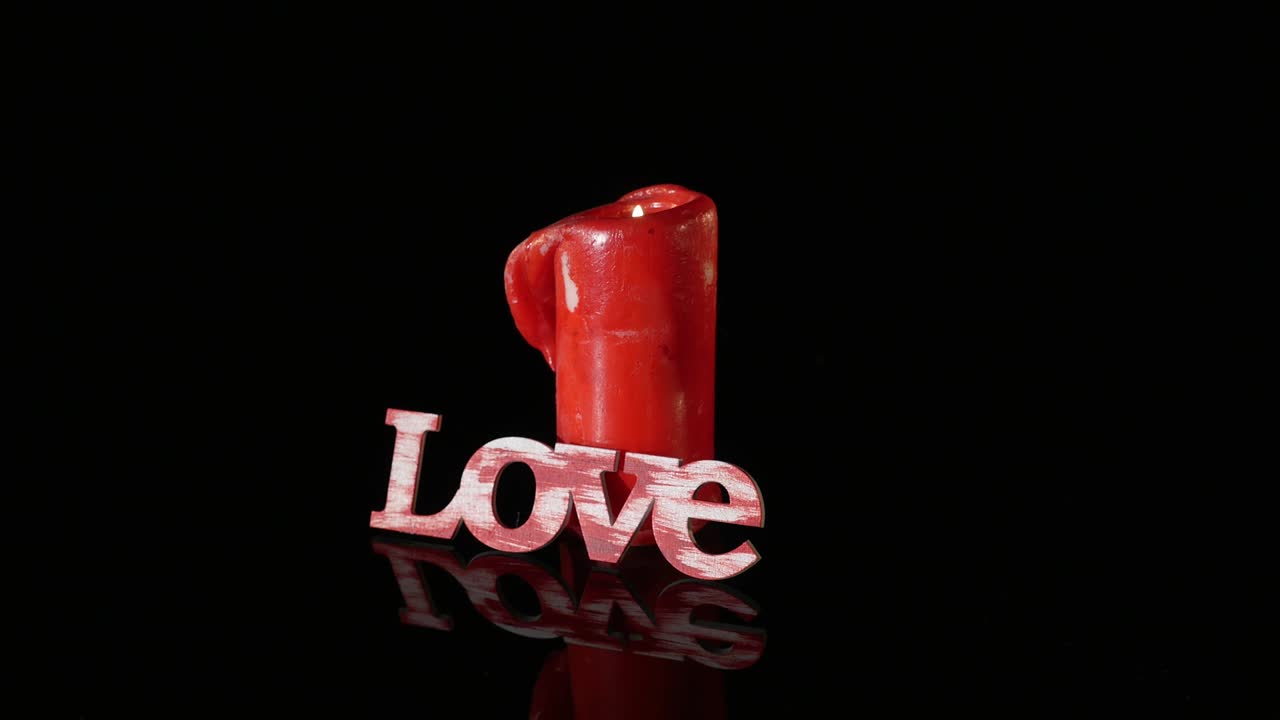 단 하나의 불타는 은 불이 검은 바탕 앞에 고립되어 회전합니다.