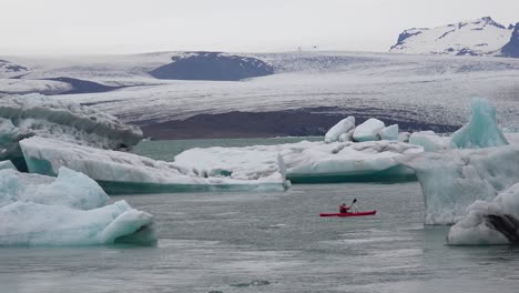 滑雪者在冰川融化的湖泊中滑雪 - 冰川在冰川中融化 - jökulsárlón island 1