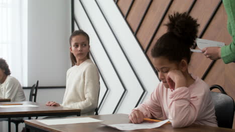 maestros y estudiantes en la escuela