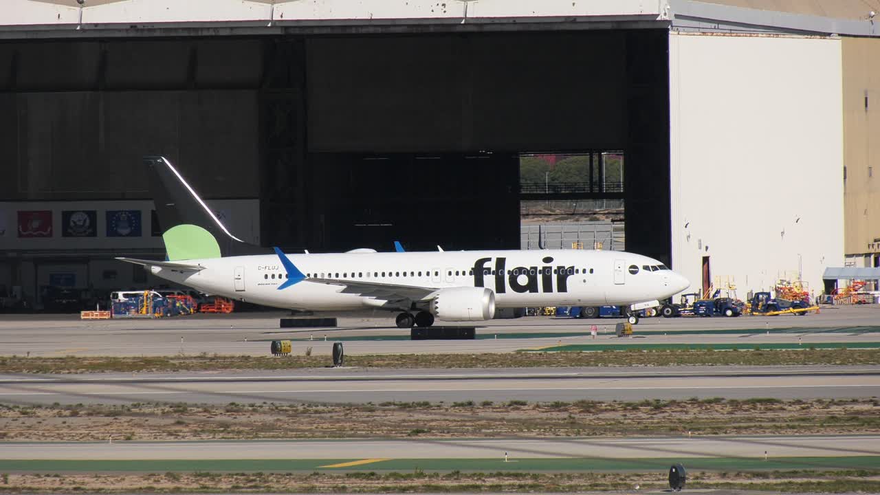 활주로에 비행기 줄