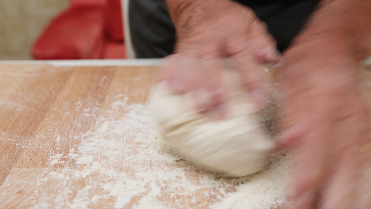 Impasto di farina e acqua per la tipica pasta italiana su un tagliere di legno