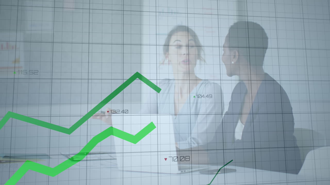 animación de líneas gráficas y diversas compañeras discutiendo el proyecto sobre la computadora portátil en la oficina