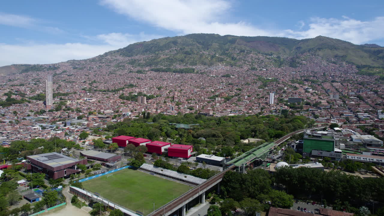 una vista aérea de medellín, colombia