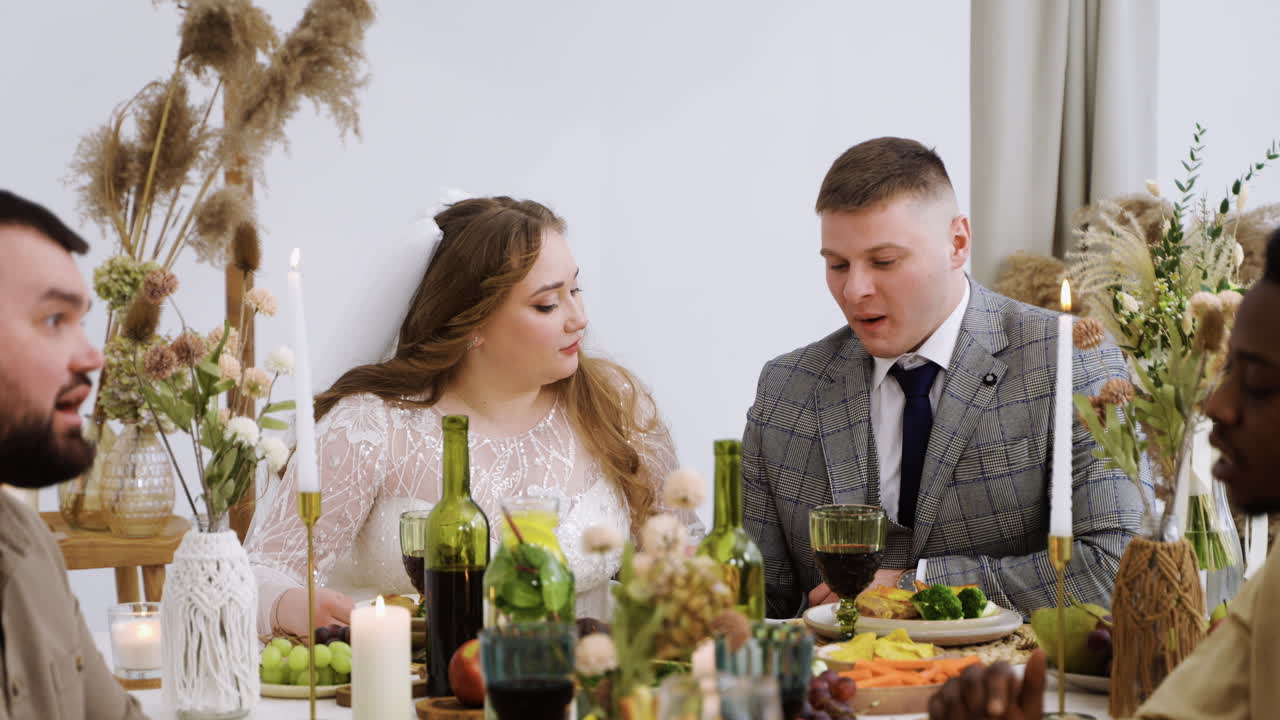 personas disfrutando del banquete