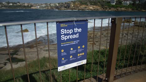 Detener-La-Propagación---Pandemia-De-Corona---Junto-A-La-Bahía---Bahía-De-Gordon,-Sydney,-Australia