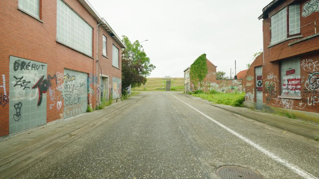 Passeggiata in POV attraverso la città fantasma abbandonata di Doel con graffiti, edifici deserti e strade silenziose - Anversa, Belgio