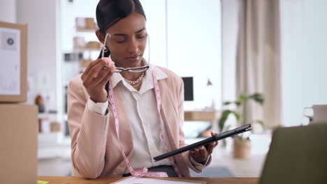 tableta, diseñador de moda y mujer con dolor de cabeza