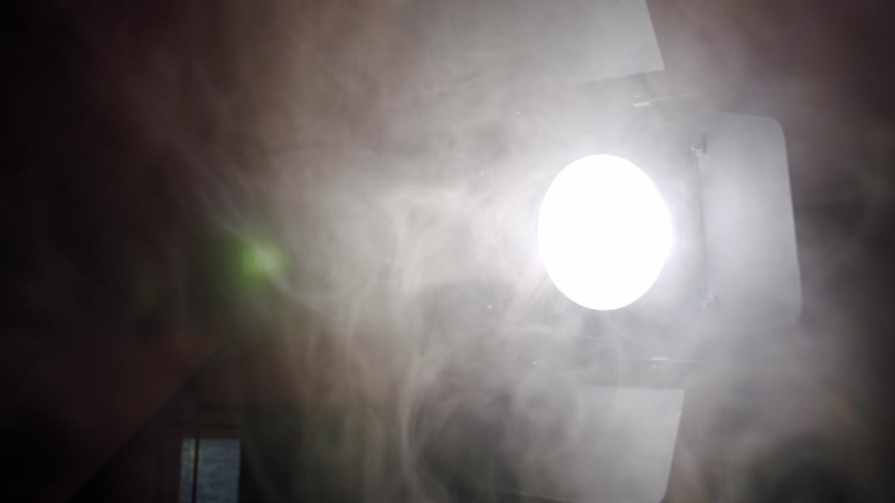 diagonal punto de luz y nube de humo iluminación brillante rayos de la lámpara efecto dinámico colorido brillante. mover la cámara