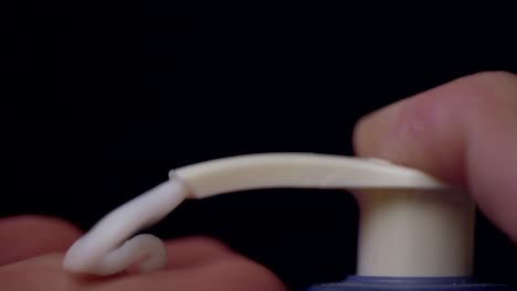 imágenes de primer plano de verter crema de manos