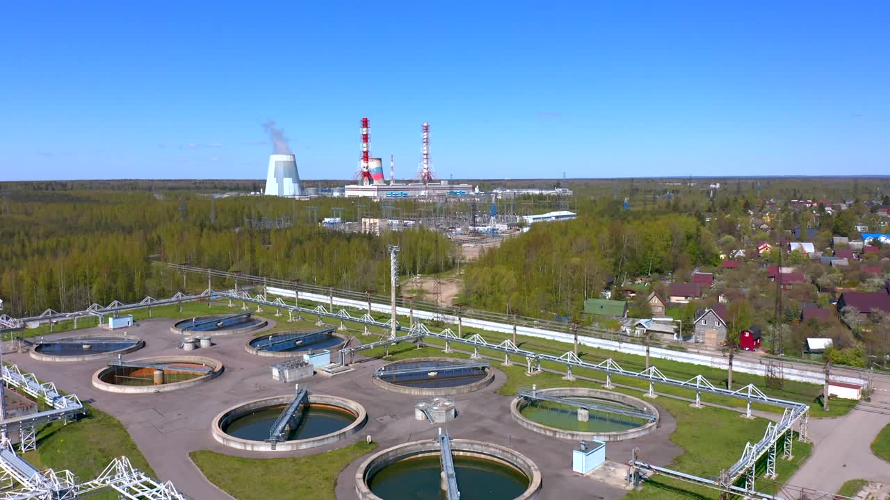 처리 시설, 핑 스테이션 및 식수 공급의 공중 전망.