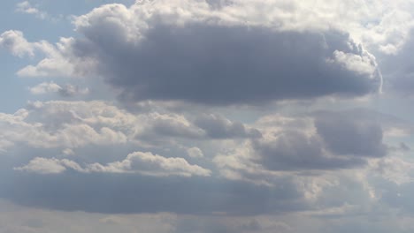 hermoso cielo azul con nubes de fondo. cielo nubes. cielo con nubes clima naturaleza nube azul. cielo azul con nubes y sol.
