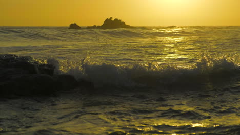 olas rompiendo durante el amanecer en la playa del monte maunganui, nueva zelanda