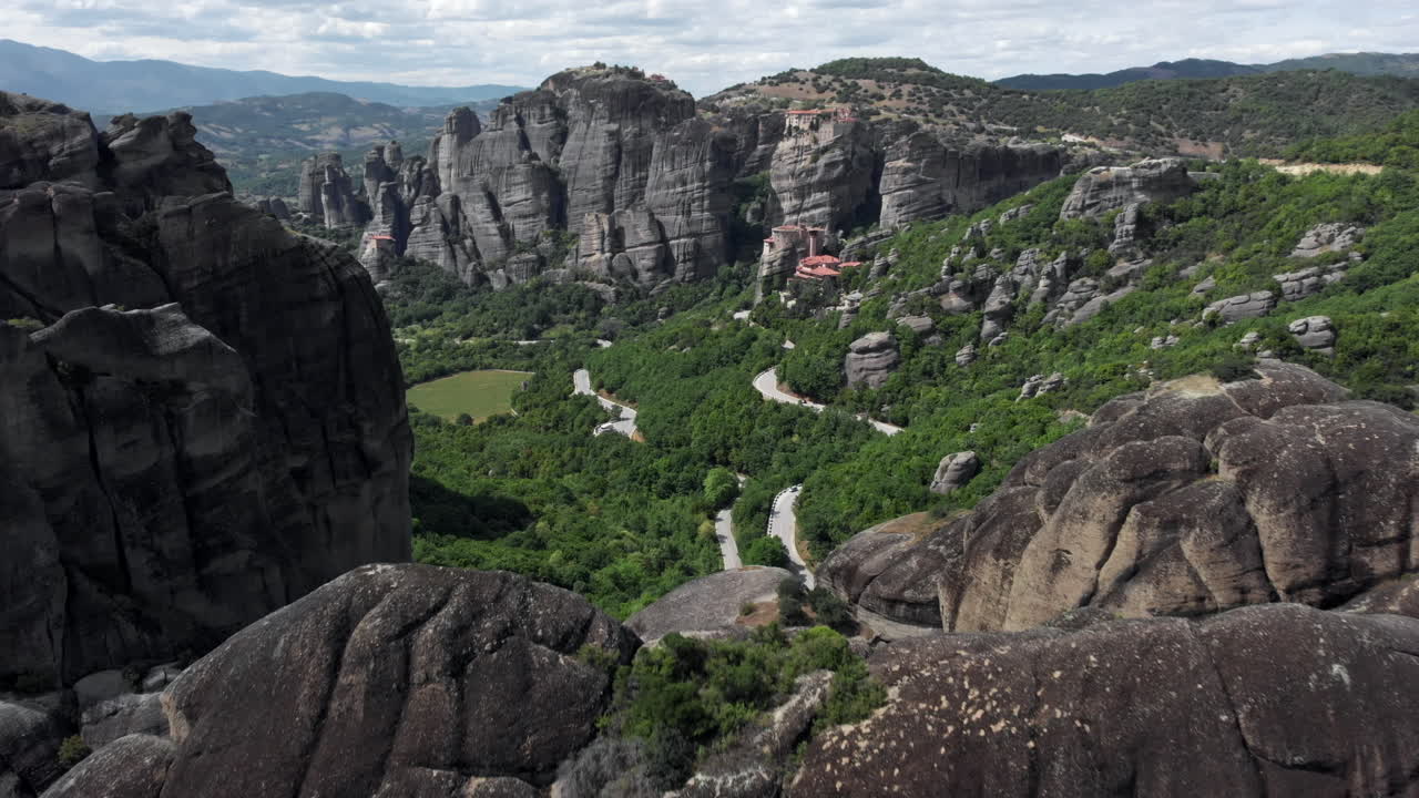 drone pasando por encima de la formación rocosa revelando los monasterios del valle de meteora grecia