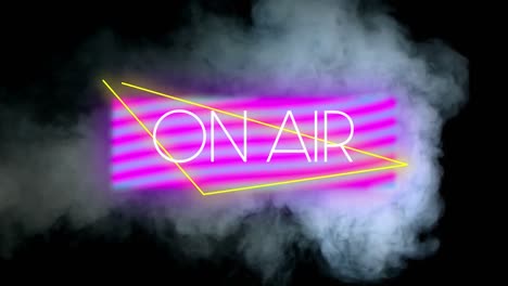 animación de texto en el aire sobre formas de neón y rastros de humo