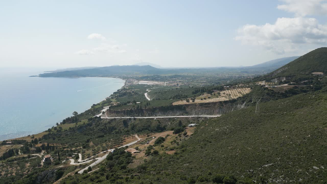 vista perfecta del paisaje rural de zakynthos con caminos rurales y exuberantes bosques montañosos en el mar jónico, grecia