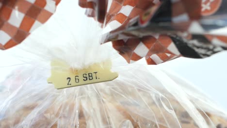 fecha de caducidad en un paquete de pan