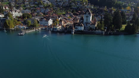 fantástica toma en el aire del castillo de oberhofen en suiza, en un día soleado